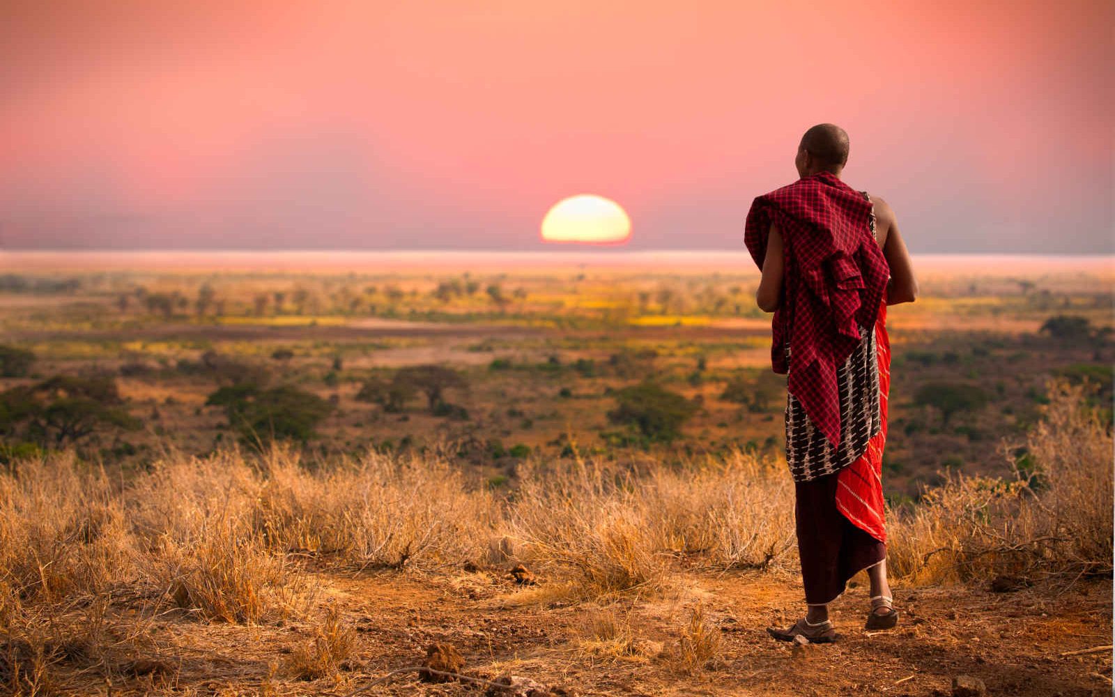 Guerrier Masai au coucher du soleil, Tanzanie