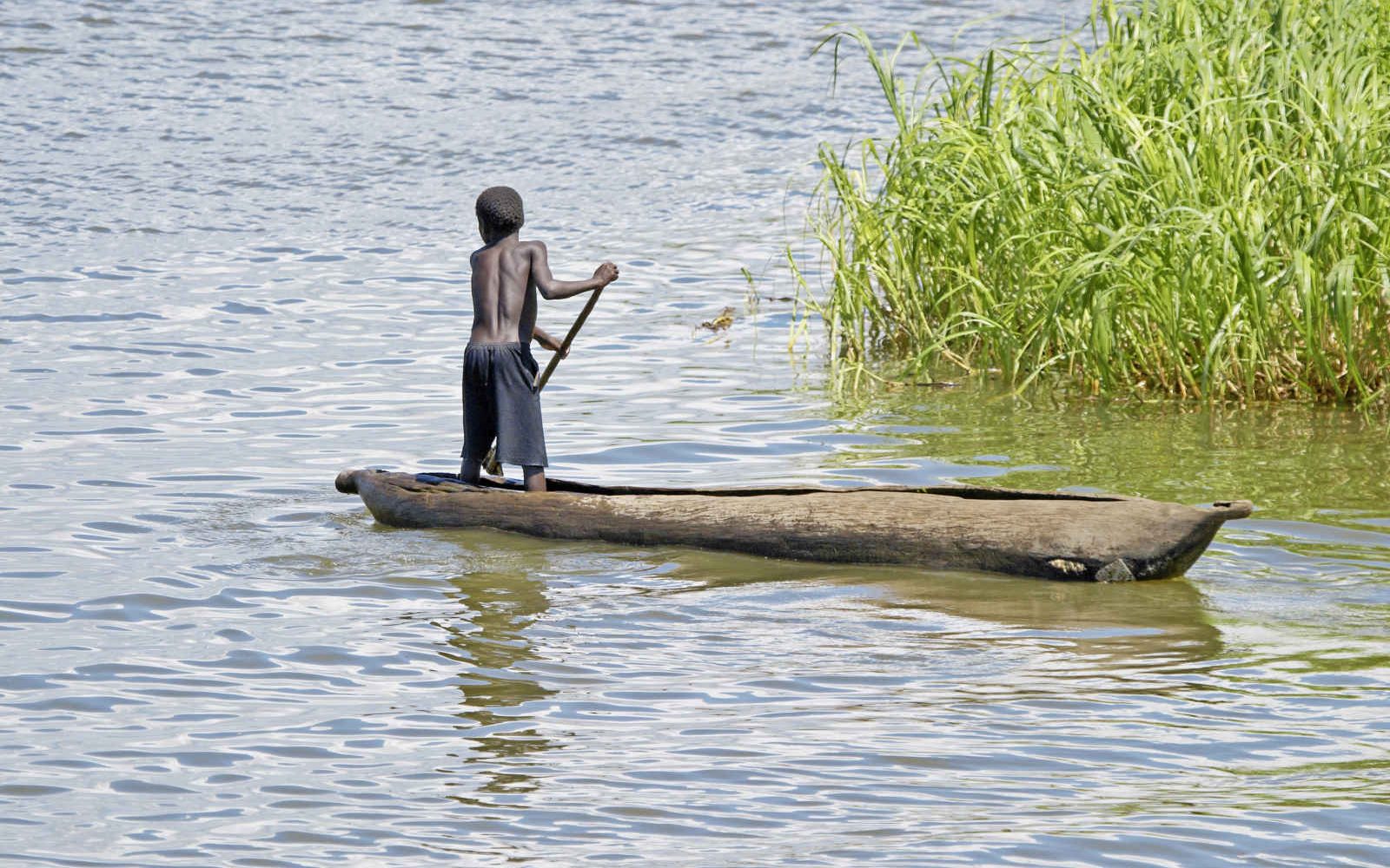Enfant à bord d'une pirogue, Malawi