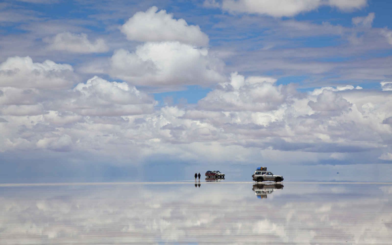 Véhicules dans le salar d'Uyuni, Bolivie