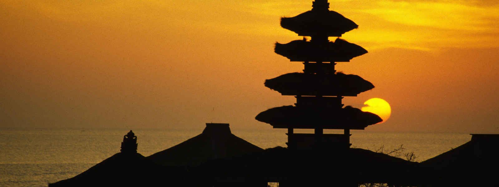 Temple de Tanah Lot au crépuscule, Bali, Indonésie