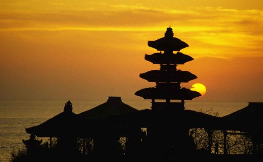 Temple de Tanah Lot au crépuscule, Bali, Indonésie