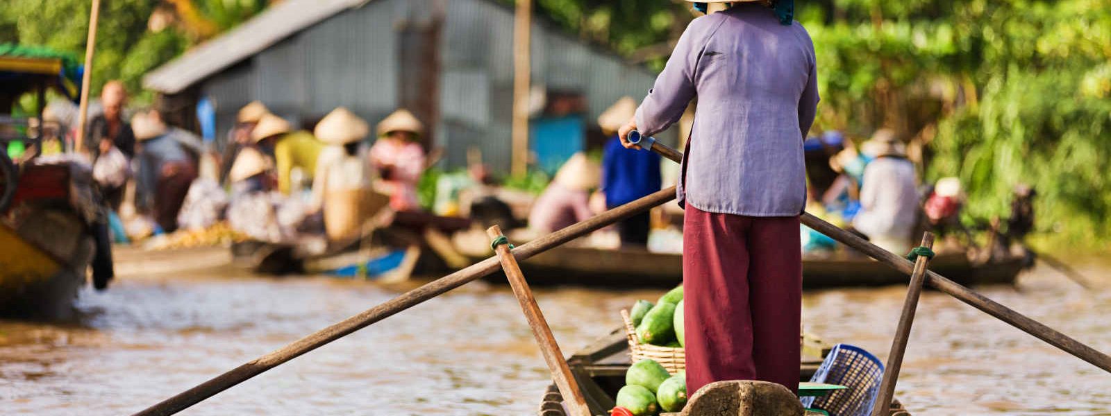 Vendeuse sur barque dans le delta du Mékong, Vietnam
