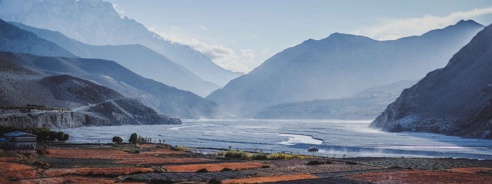 Montagnes et lac, Mustang, Népal