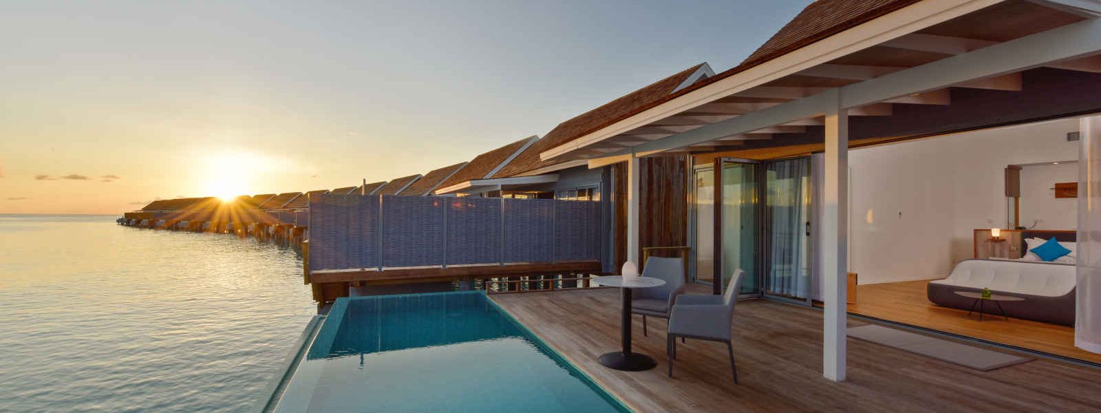 Villa sur pilotis coucher de soleil avec piscine