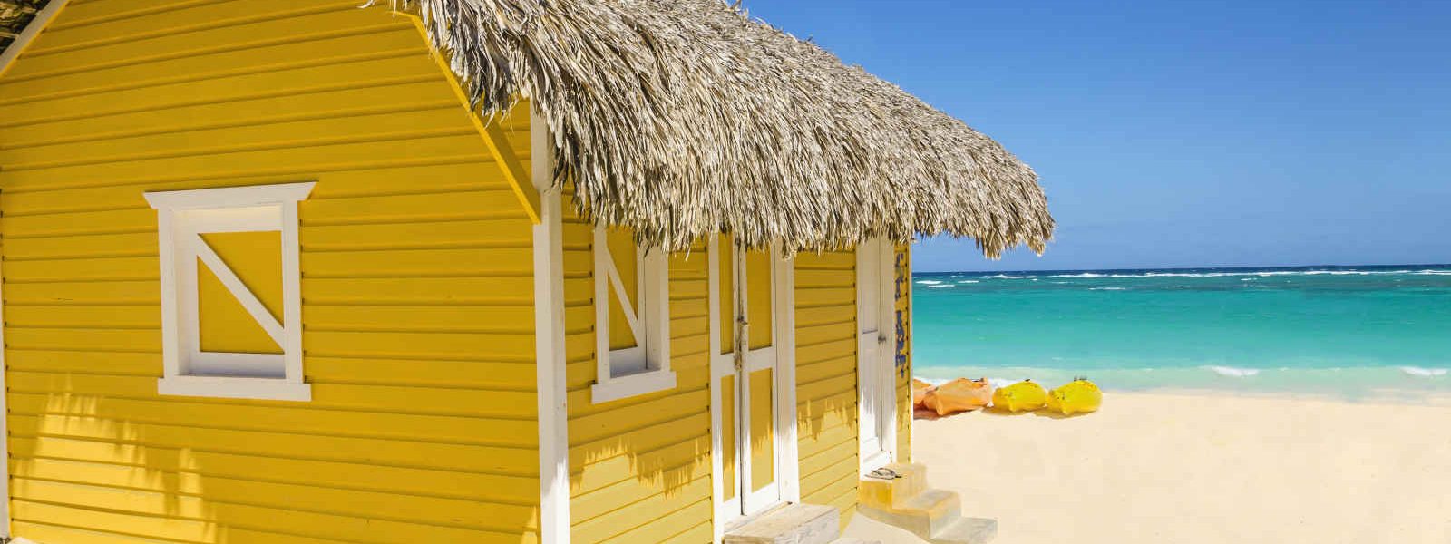 Bungalow jaune et toit de chaume ou paille sur la plage, Bahamas