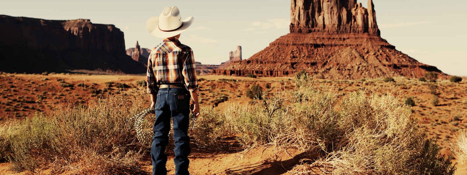 Enfant déguisé en cow-boy à Monument Valley, Arizona, États-Unis