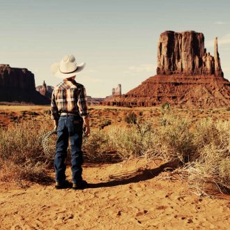 Enfant déguisé en cow-boy à Monument Valley, Arizona, États-Unis