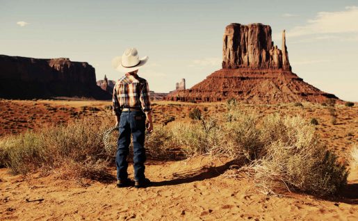 Enfant déguisé en cow-boy à Monument Valley, Arizona, États-Unis