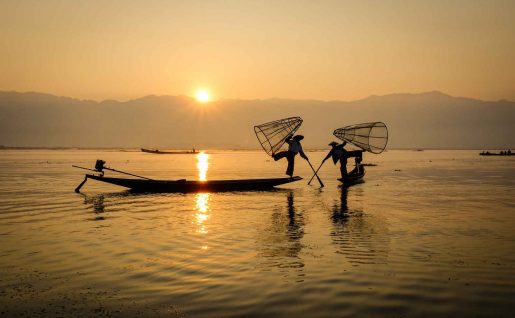 Technique de pêche par deux pêcheurs, Lac Inle, Shan, Myanmar