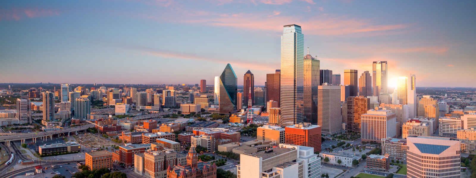 Coucher de soleil sur les buildings de Dallas, Texas, Etats-Unis