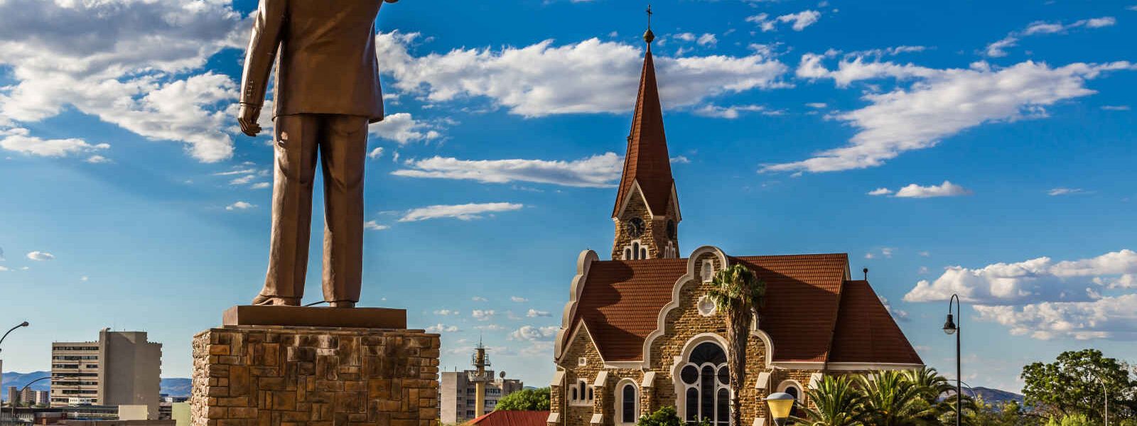 Statue et Eglise, Windhoek, Namibie