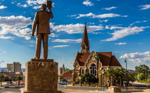 Statue et Eglise, Windhoek, Namibie
