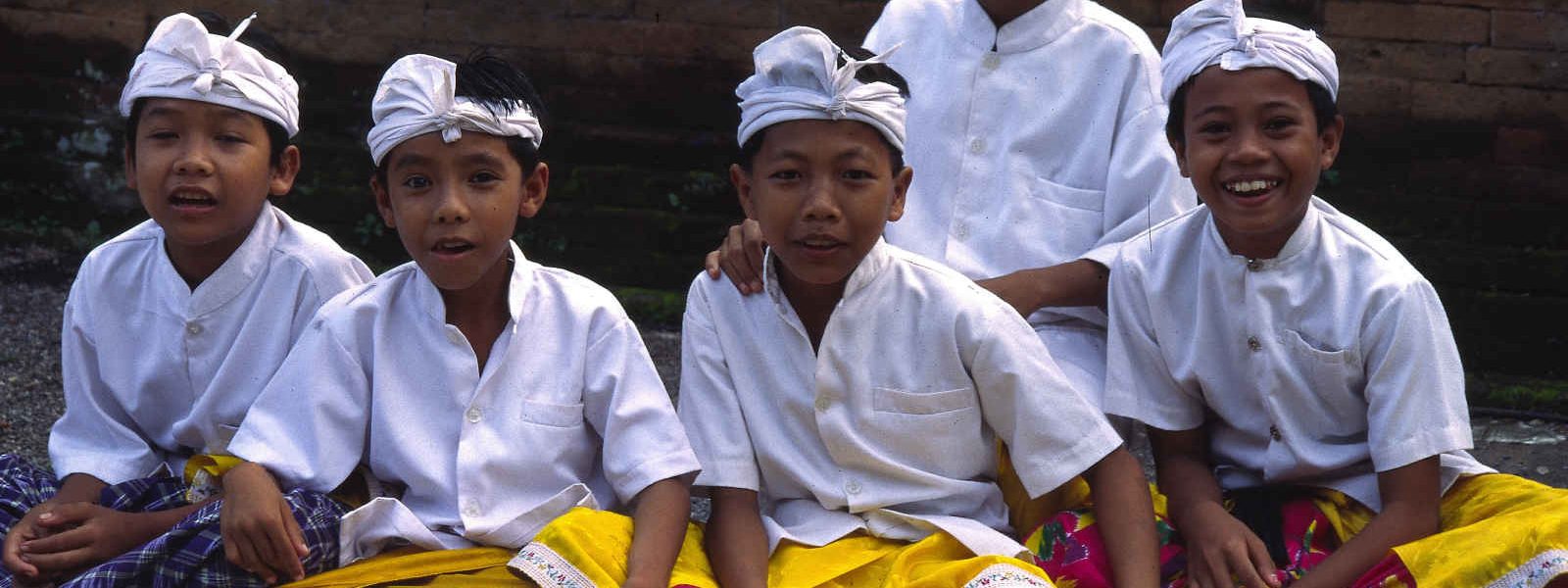 Enfants balinais en tenue d'offrandes, Bali, Indonésie