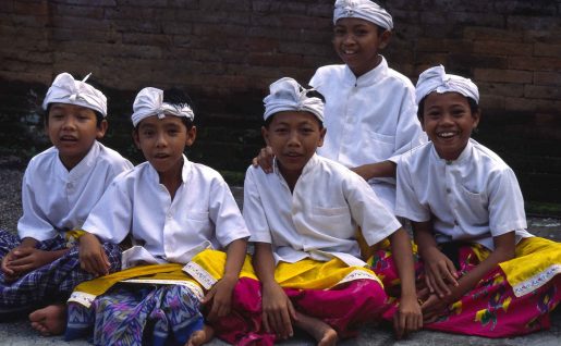 Enfants balinais en tenue d'offrandes, Bali, Indonésie