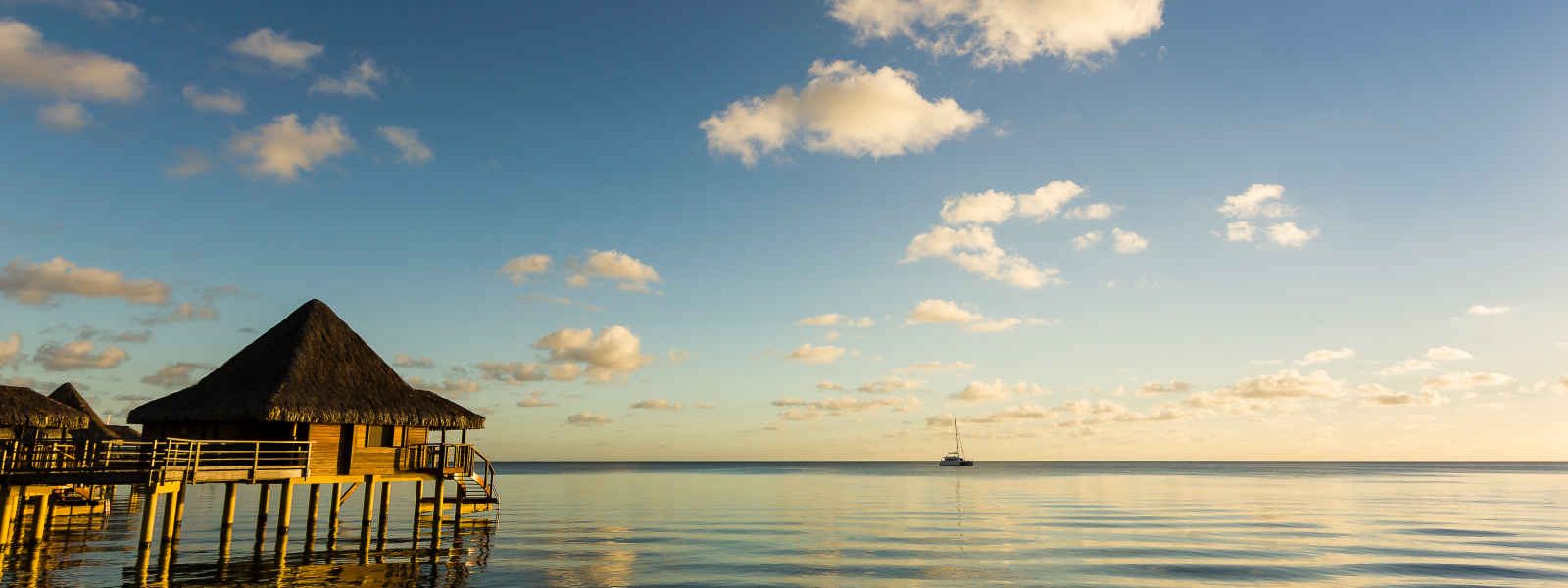 Pilotis à Rangiroa, Polynésie française