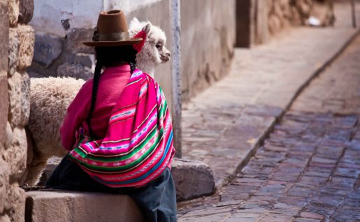 Femme et lama dans une ruelle de Cuzco, Pérou