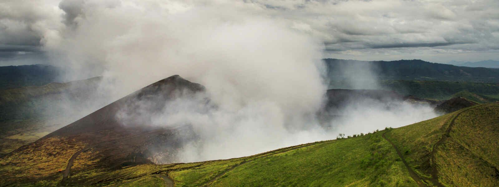 Cratère fumant du volcan Masaya, Nicaragua