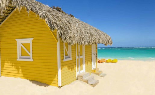 Bungalow jaune et toit de chaume ou paille sur la plage