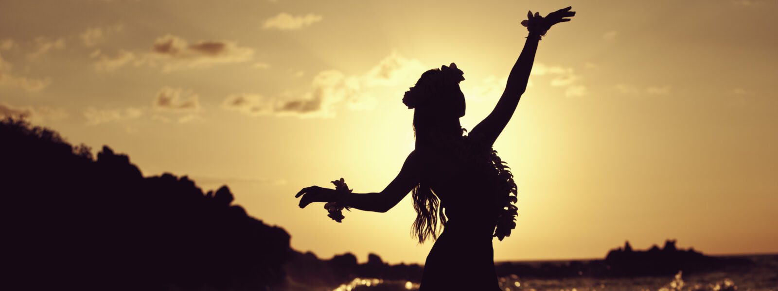 Danseuse en contre-jour au soleil couchant, Polynésie française
