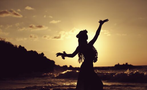 Danseuse en contre-jour au soleil couchant, Polynésie française