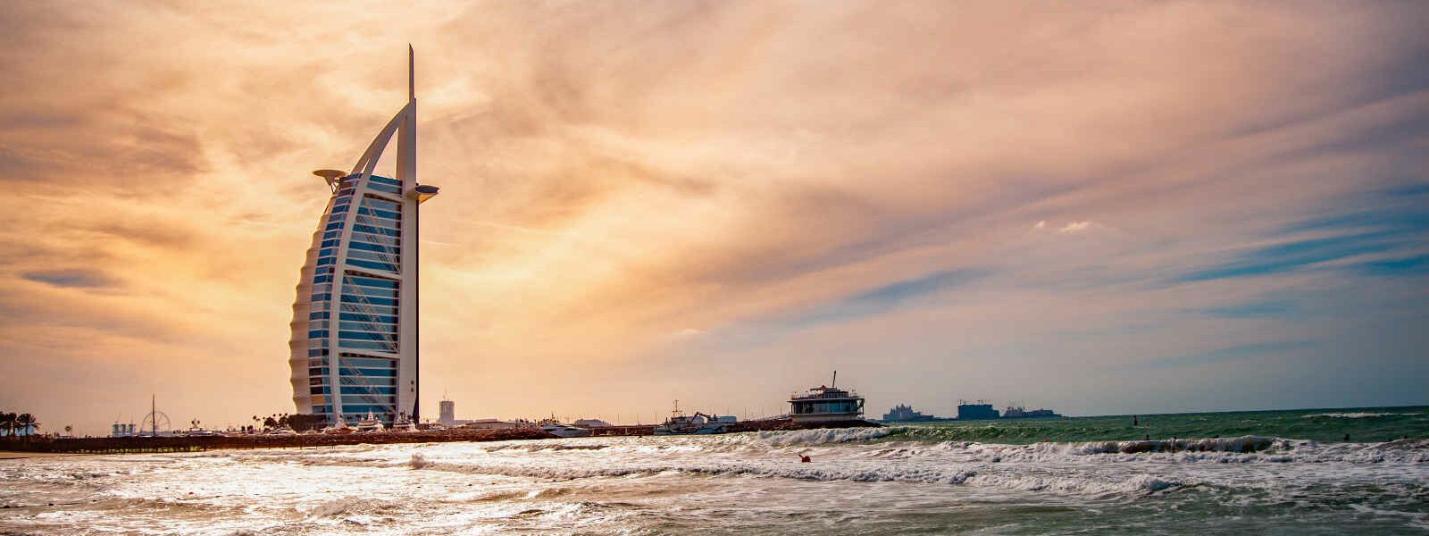 Burj Al Arab depuis la plage au coucher du soleil, Dubaï