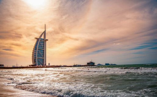 Burj Al Arab depuis la plage au coucher du soleil, Dubaï