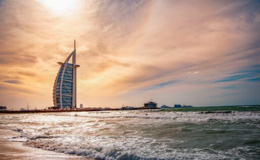 Burj Al Arab depuis la plage au coucher du soleil, Dubaï