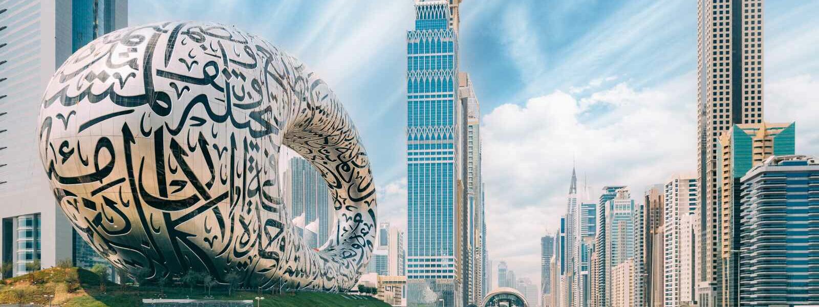 Métro au milieu des gratte-ciels en verre, Dubaï, Emirats Arabes Unis
