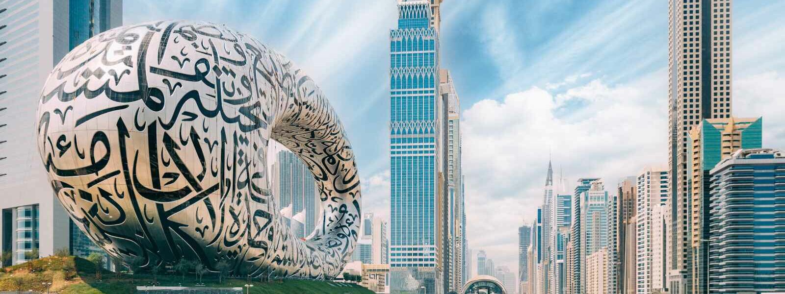 Métro au milieu des gratte-ciels en verre, Dubaï, Emirats Arabes Unis