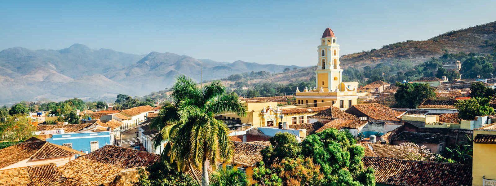 Iglesia y Convento de San Francisco et montagnes, Trinidad, Cuba