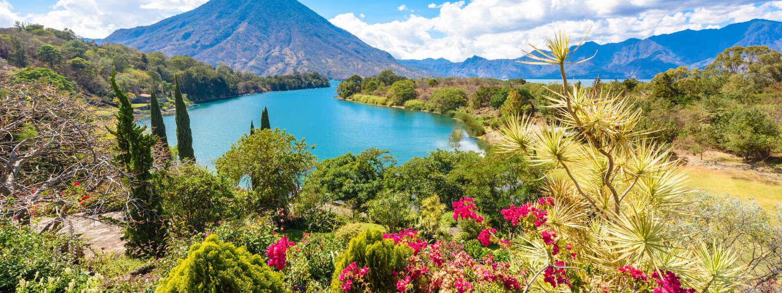 Baie du lac Atitlan avec vue sur le volcan San Pedro, Guatemala