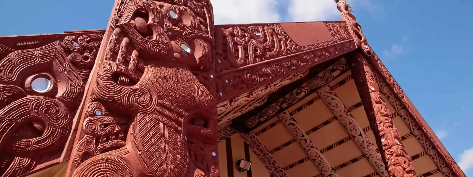 Sculptures sur une maison Maori, Rotura, Nouvelle-Zélande
