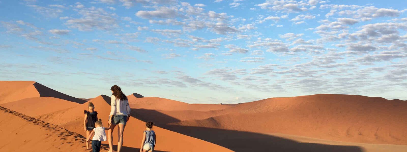 Famille sur les Dunes de Sossuvlei, Namibie