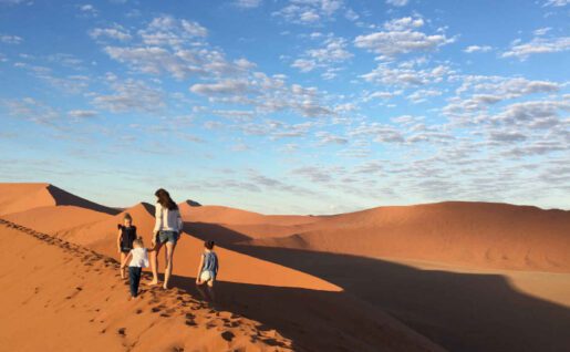 Famille sur les Dunes de Sossuvlei, Namibie