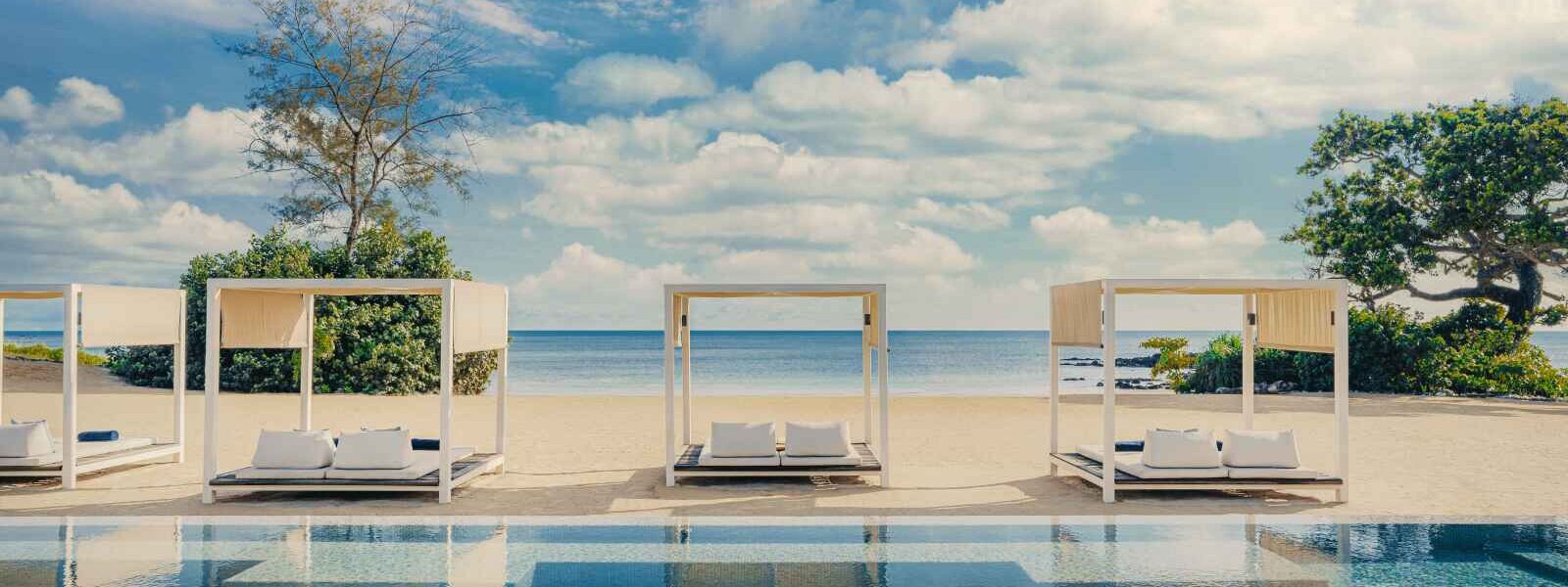 Terrasse et piscine du restaurant Ember Beach Club, One&Only Desaru Coast, Malaisie