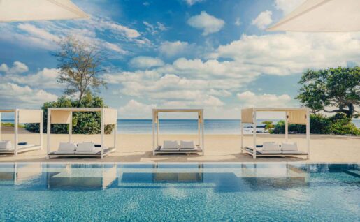 Terrasse et piscine du restaurant Ember Beach Club, One&Only Desaru Coast, Malaisie