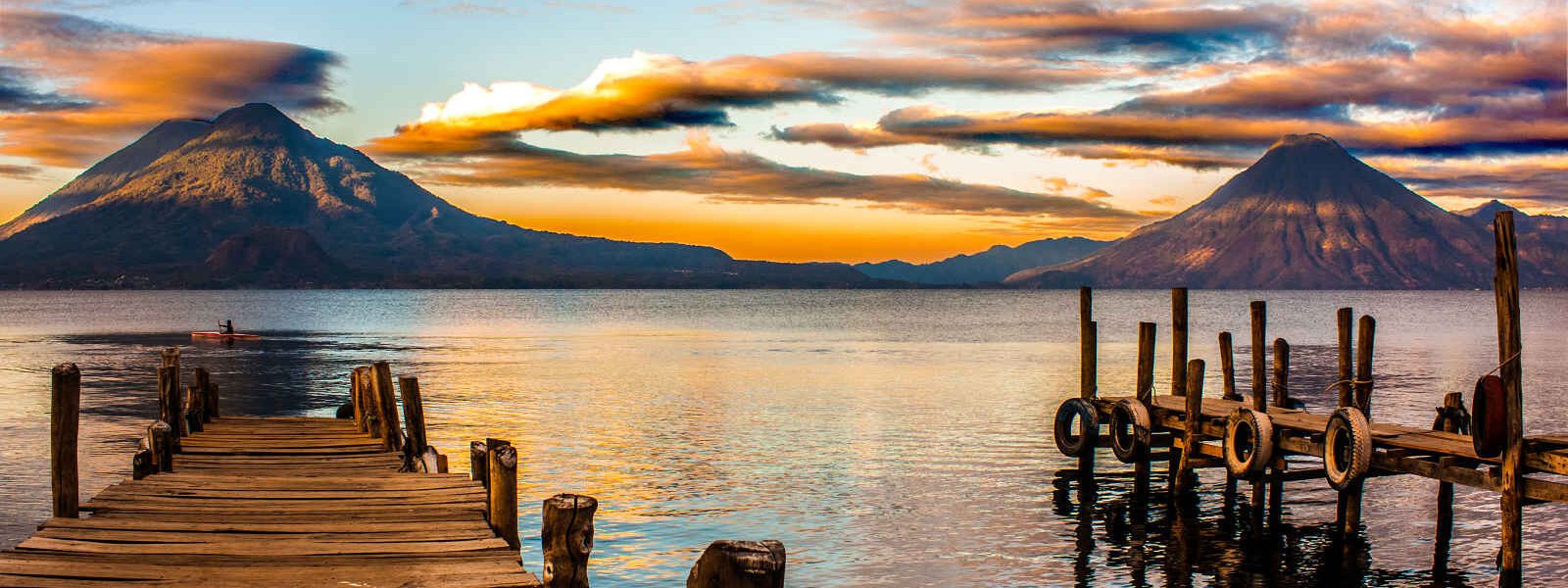 Pontons et montagnes, Lac Atitlan, Guatemala