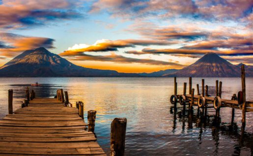 Pontons et montagnes, Lac Atitlan, Guatemala
