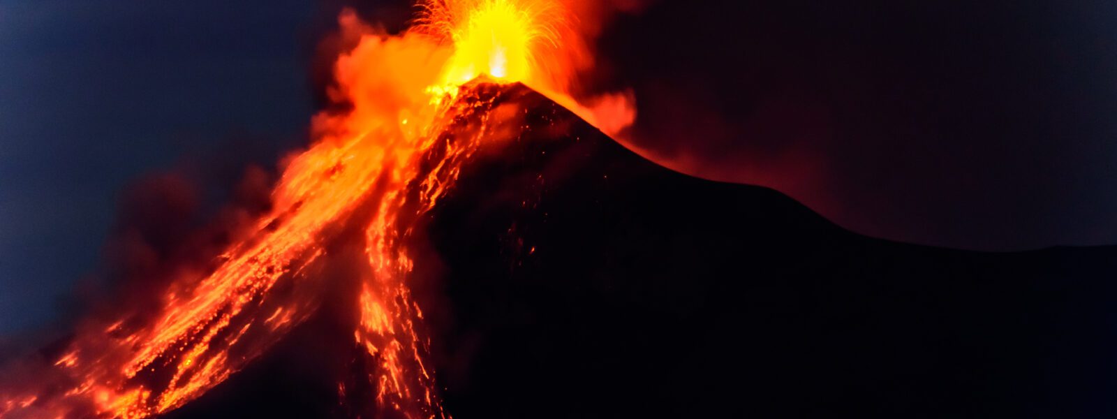 Volcan Fuego en éruption, Guatemala