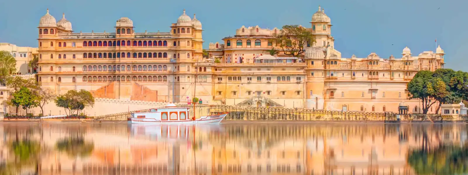 Vue du palais Royal depuis le lac Pichola, Udaipur, Rajasthan, Inde