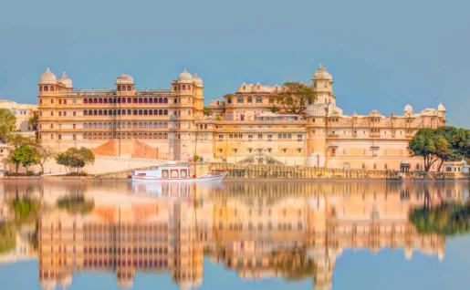 Vue du palais Royal depuis le lac Pichola, Udaipur, Rajasthan, Inde