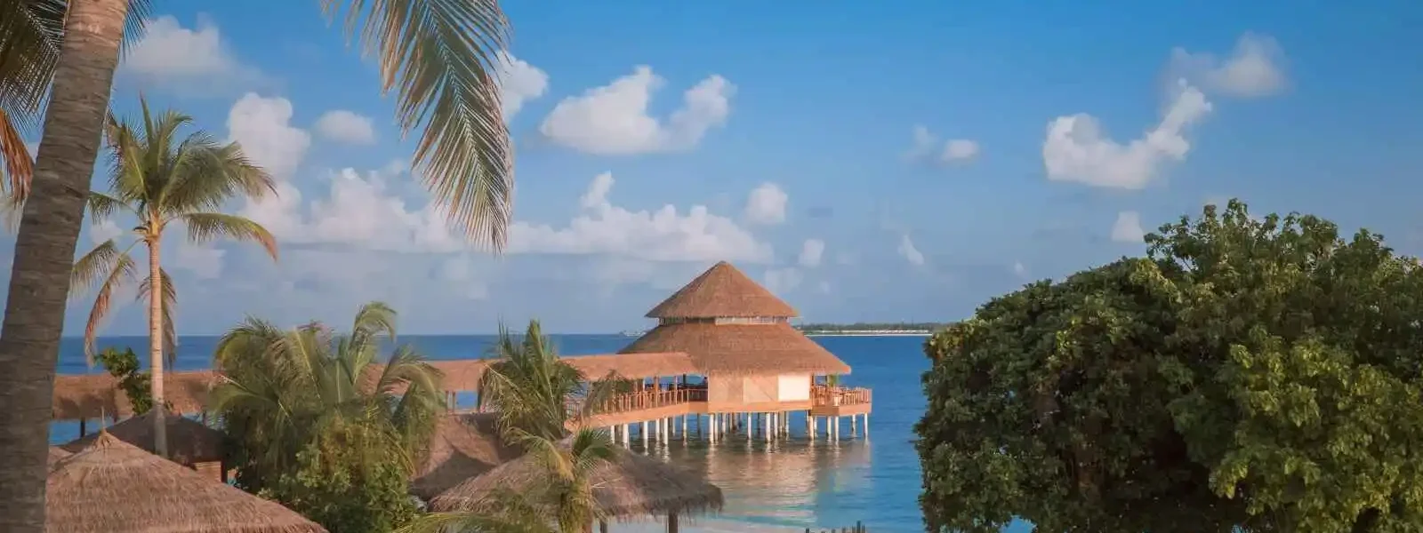 Vue extérieure de l'hôtel, Reethi Faru Resort, atoll de Raa, Maldives