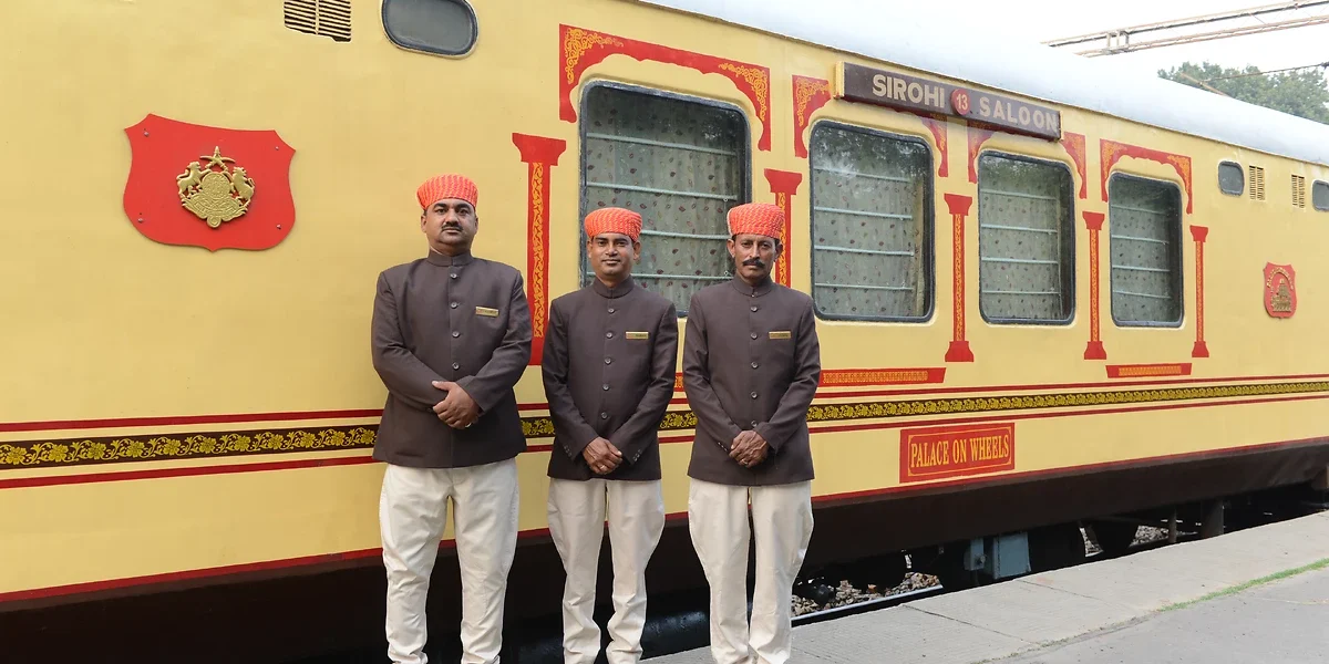 Personnel devant le train à quai, Palace on Wheels, Inde