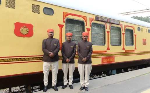 Personnel devant le train à quai, Palace on Wheels, Inde