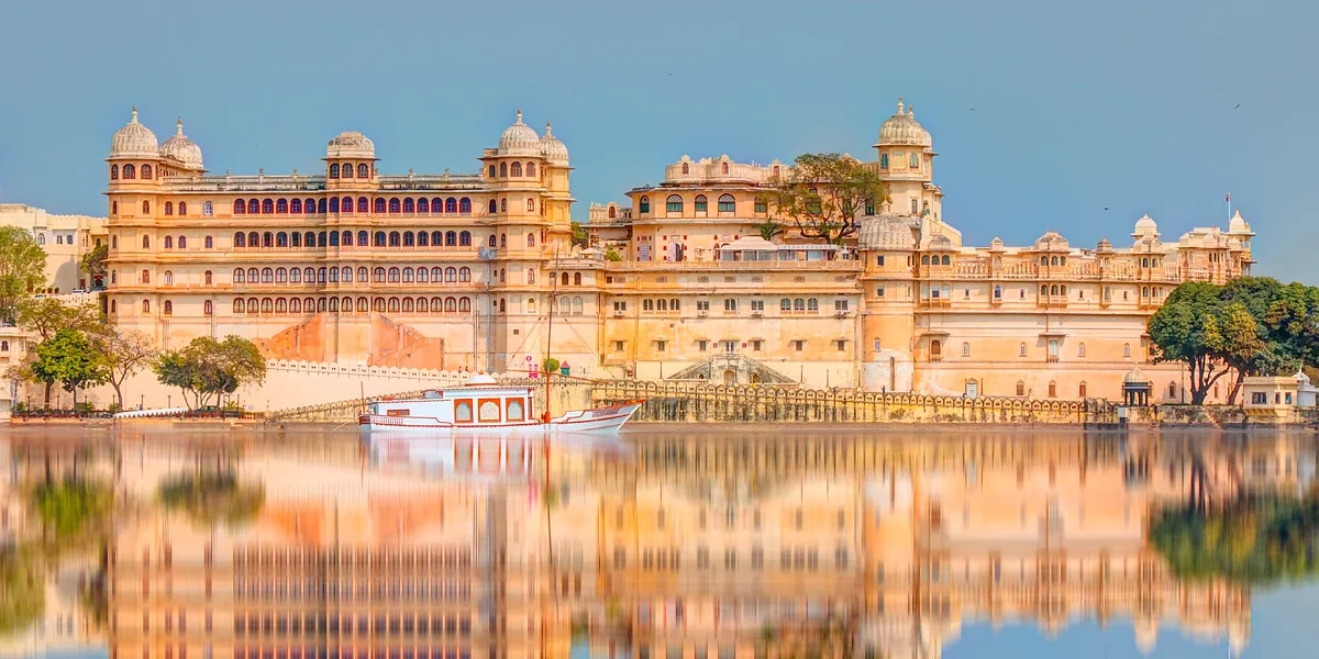 Vue du palais Royal depuis le lac Pichola, Udaipur, Rajasthan, Inde