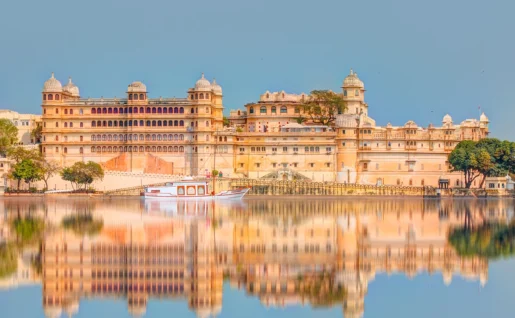 Vue du palais Royal depuis le lac Pichola, Udaipur, Rajasthan, Inde