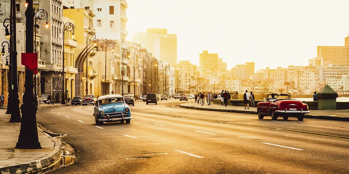 Voitures sur le bouleavard El Malecon, La Havane, Cuba