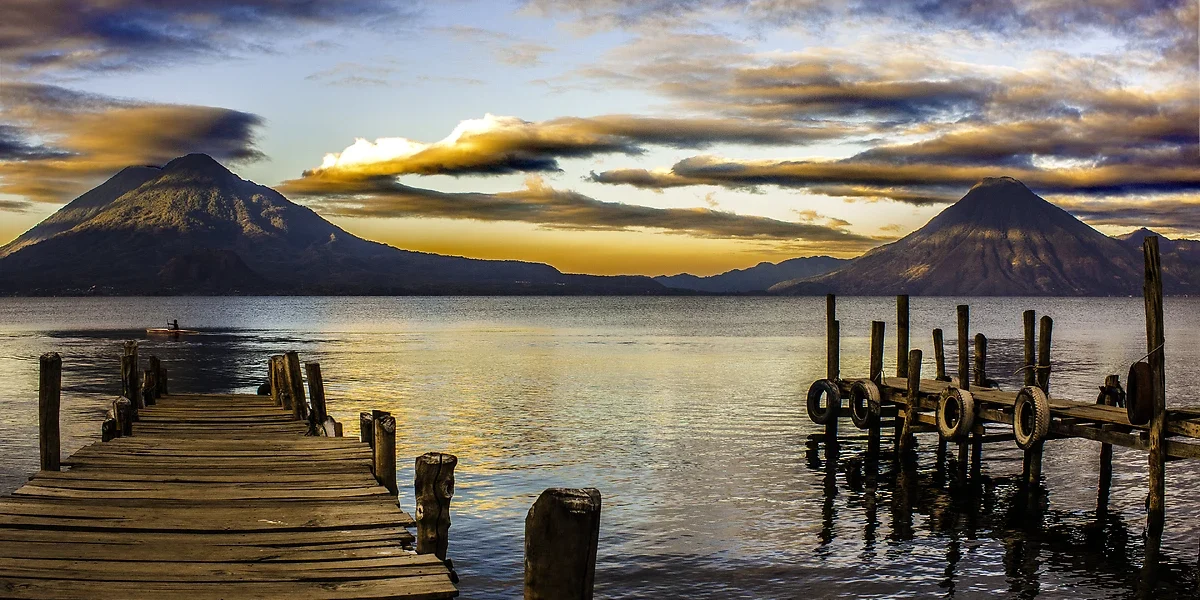 Pontons et montagnes, Lac Atitlan, Guatemala