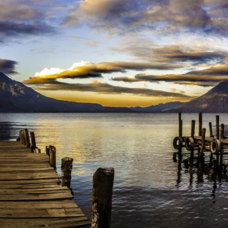 Pontons et montagnes, Lac Atitlan, Guatemala