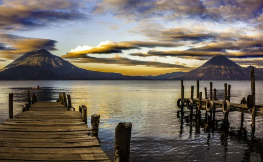 Pontons et montagnes, Lac Atitlan, Guatemala
